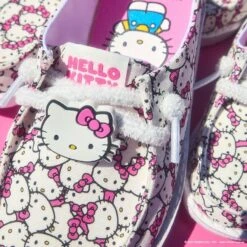 Wendy Hello Kitty Takeover - White/Pink -Hey Dude Store 250717 NAM HDxHELLOKITTY ALTPDP 900x900copy3