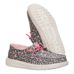 Wendy Youth Luxe Leo - Natural/Black -Hey Dude Store 44226 10G WENDYYLUXELEO NATURALBLACK PAIR BOTTOM conversion1