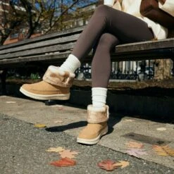 Camden Cuff Classic Cozy - Cognac 23 Camden Cuff Classic Cozy - Cognac -Hey Dude Store FH25 HEYDUDE CAMDEN CUFF 44283 21N Cognac 00554